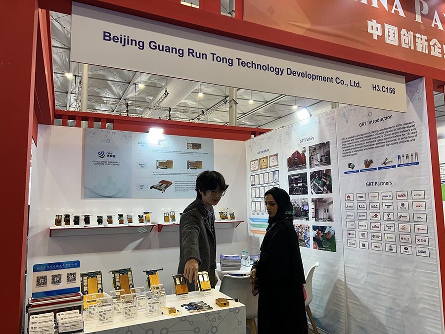 外貿經理在給參會嘉賓講解光潤通國產網卡 外貿經理在給參會嘉賓講解光潤通國產網卡