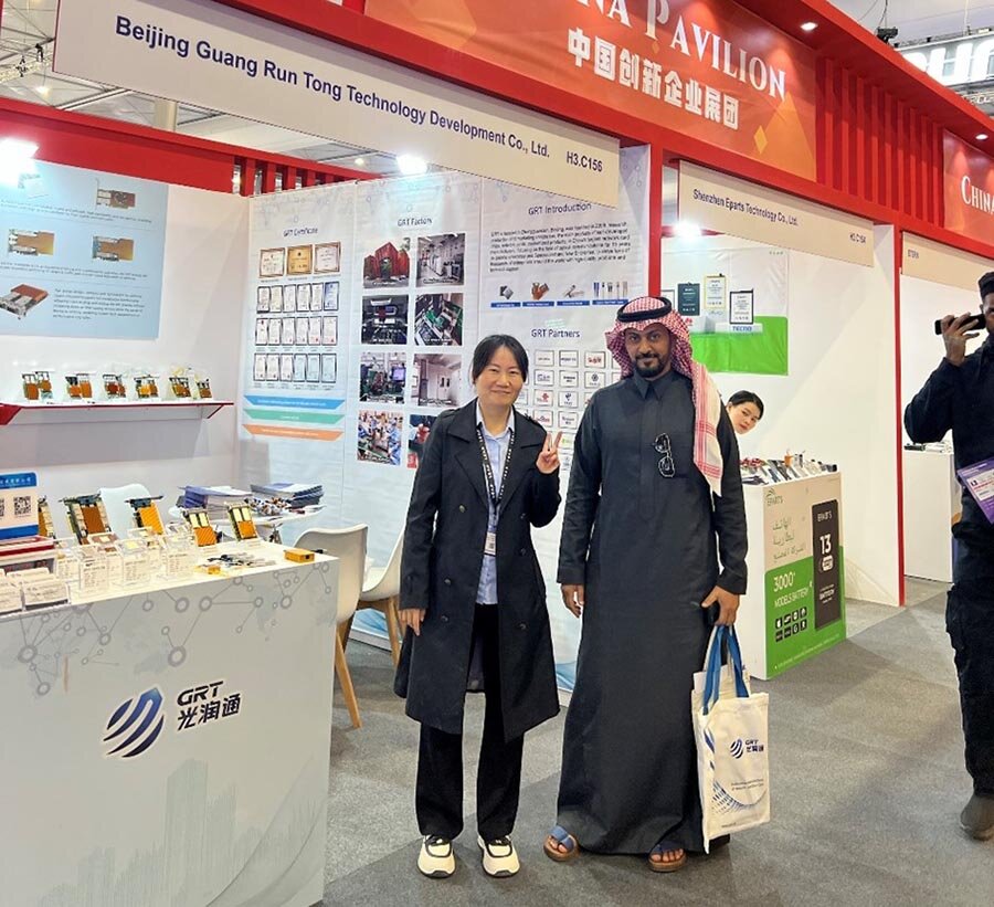 外貿經理與參會嘉賓合照 外貿經理與參會嘉賓合照