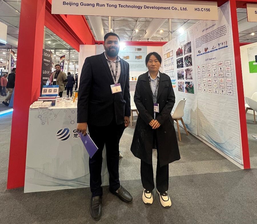 外貿經理與參會嘉賓合照 外貿經理與參會嘉賓合照